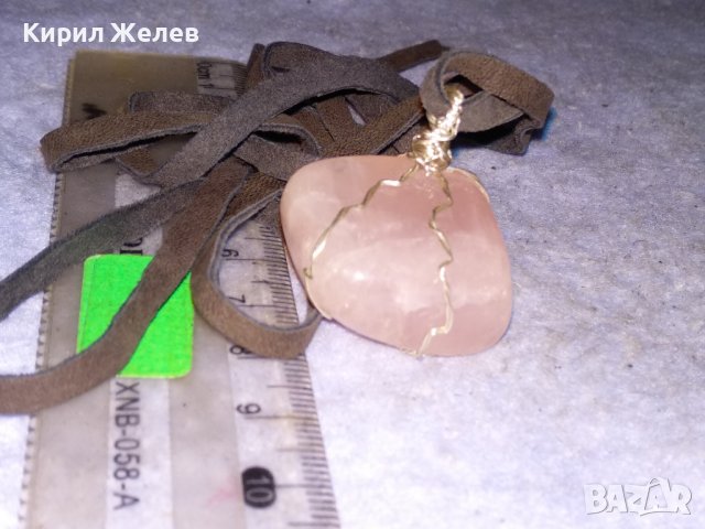КРАСИВ ВИНТИДЖ - АРТ МЕДАЛЬОН НАТУРАЛЕН КАМЪК РОЗОВ ПЛАНИНСКИ КВАРЦ КРИСТАЛ с ШНУРЧЕ от ВЕЛУР 13712, снимка 5 - Колиета, медальони, синджири - 41483690