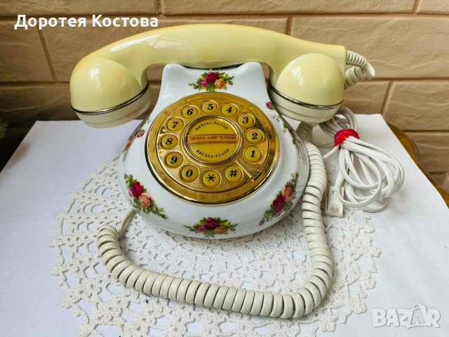 ROYAL ALBERT красив телефон от костен порцелан от Англия