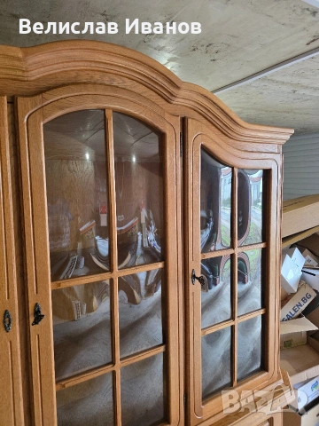 Винтидж трапезен бюфет / витрина от масивна дъбова дървесина с месингови ключалки., снимка 5 - Антикварни и старинни предмети - 53685470