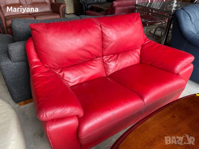 Червен кожен диван 