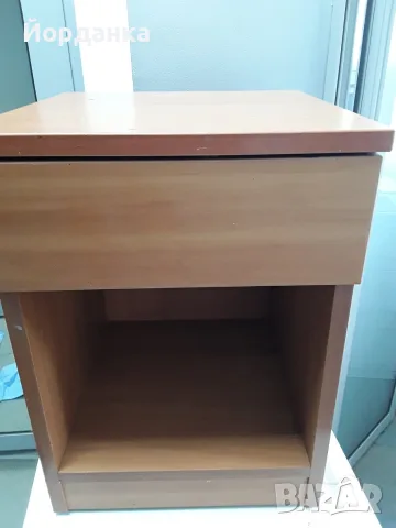 малко нощно щкафче кремово 