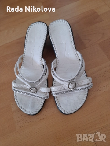 Дамски чехли с малък ток в бяло