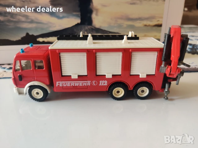 Метална количка SIKU Пожарна с кран Mercedes LKW 1:55, снимка 2 - Колекции - 50835790