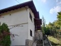 Къща с голям двор в с. Златуша. На 21 км от София., снимка 7