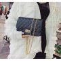 Капитонирана модна чанта с дълга дръжка в златист цвят, снимка 1 - Чанти - 44366940