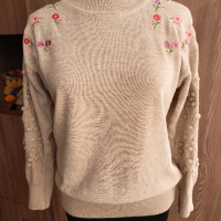 Бежов пуловер с цветя, снимка 1 - Блузи с дълъг ръкав и пуловери - 44582244