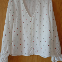 Бяла блуза с рози 38, H&M, снимка 1 - Блузи с дълъг ръкав и пуловери - 36361552