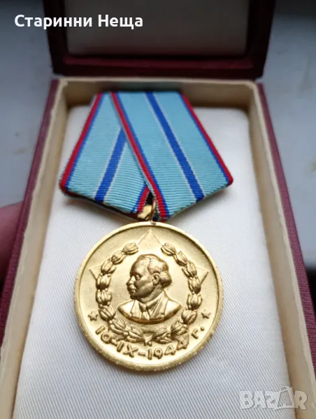 1944 година Чисто Нов Орден медал МВР първа степен за заслужени 20 години Вярна Служба на Народа , снимка 1