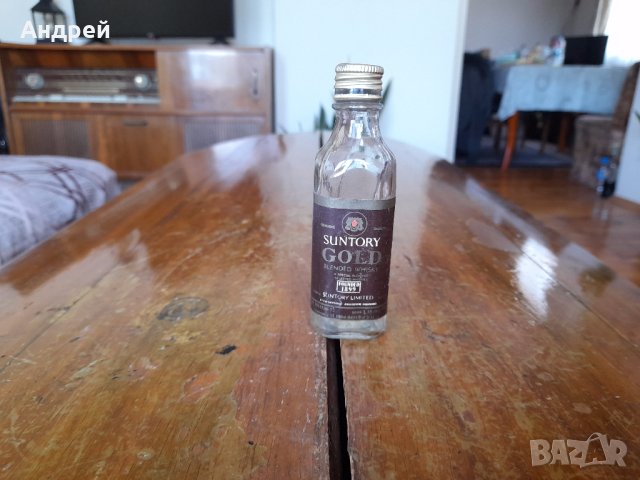 Стара бутилка от Suntory Gold