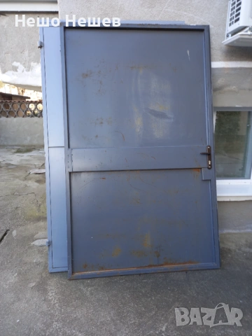 Гаражна желязна врата