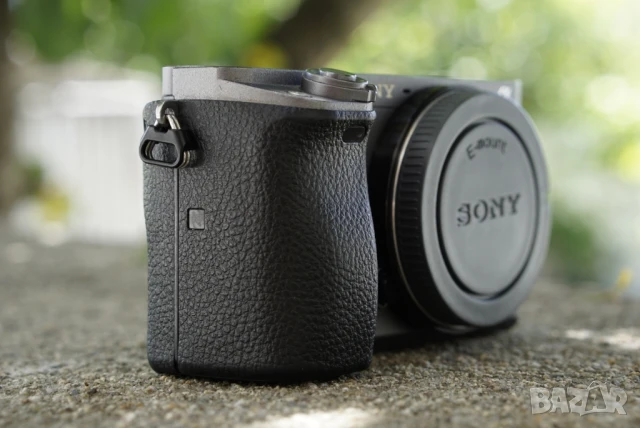 Sony A6000 (Silver Black Edition), снимка 4 - Фотоапарати - 50509561