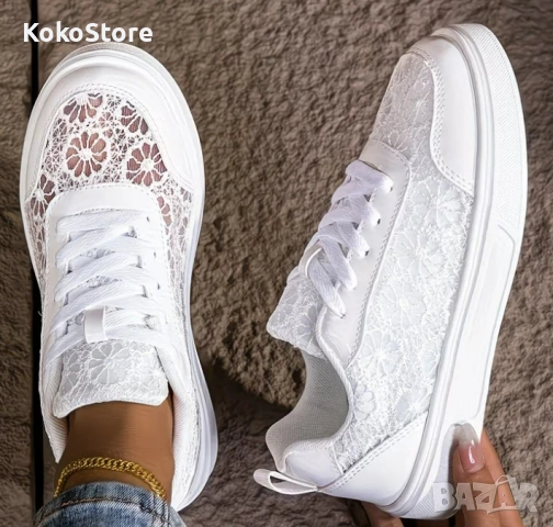 Дамски спортни обувки с дантела