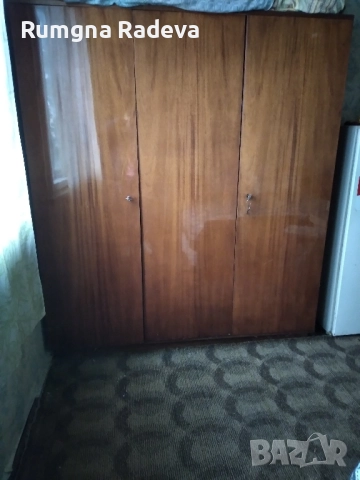 Трикрилен гардероб ,шкаф ,закачалка 
