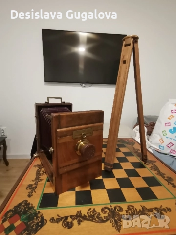 Античен дървен фотоапарат с мех