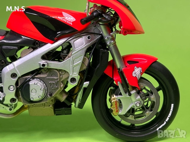 Honda RC211V Мотор Колекционерски  , снимка 4 - Колекции - 53600392