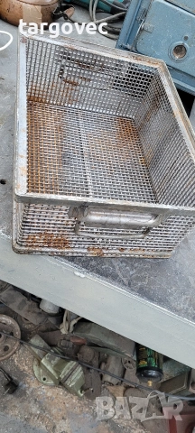 малък метален мрежест касон