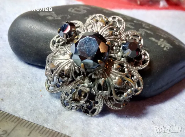 ШАРМАНТНА ФЛОРАЛНА СТАРИННА ПОСРЕБРЕНА МЕДНА АЖУРНА СКЪПОЦЕННА БРОШКА с ФАСЕТИРАН МАРКАЗИТ 48845, снимка 2 - Антикварни и старинни предмети - 48734046