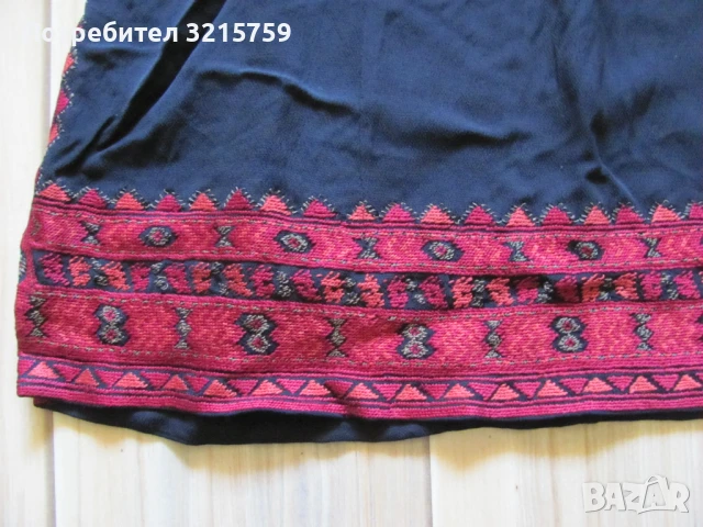 Красива Копринена Рокля, ръчна бродерия , фолк мотиви, снимка 2 - Антикварни и старинни предмети - 50929289