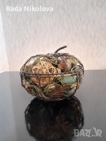 Желязна саксия със изсушени цветя 