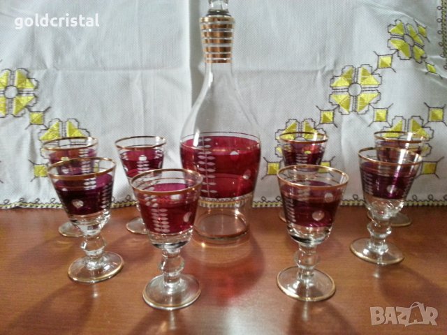 Стари чаши и гарафа 