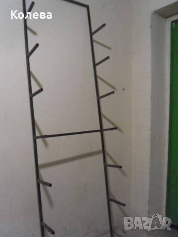 Метален стелаж с рафтове