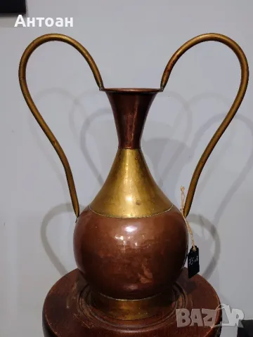 Антикварен меден съд с месингови елементи.