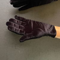 Елегантни къси дамски ръкавици от черен плюш 8635, снимка 6 - Ръкавици - 44292104