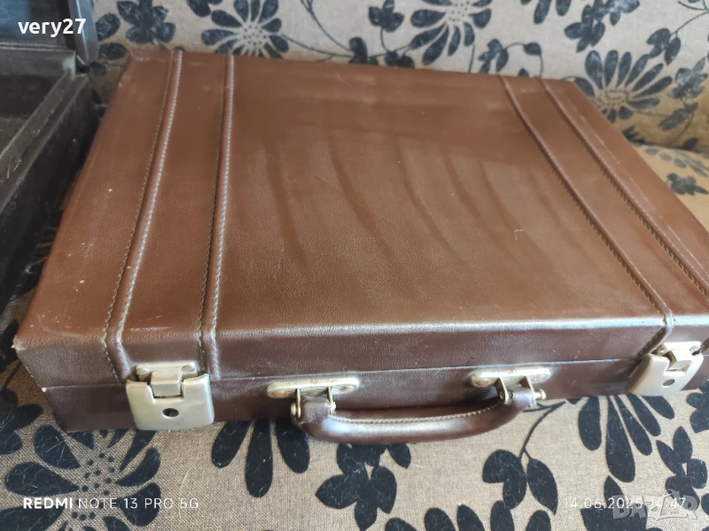 Дипломатически куфарчета и старинен куфар, снимка 1