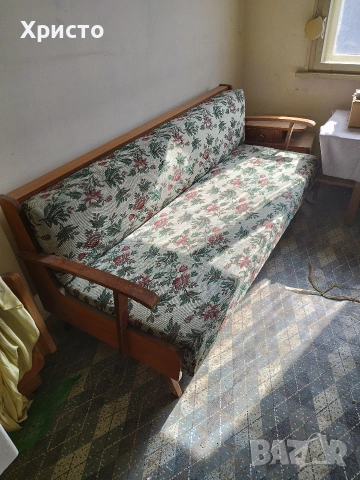 Подарявам разтегателен диван и фотьойл.