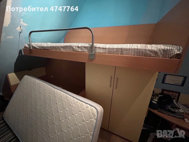 Подарявам комплект две единични легла и един гардероб.