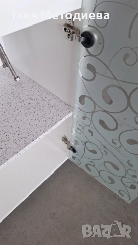 Бял шкаф от ПВЦ за баня с модерна мивка тип купа, луксозна батерия, нови панти и дръжки, снимка 9 - Мивки - 52774700