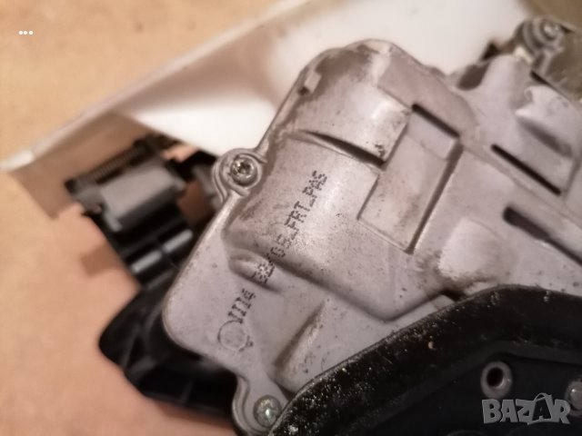 VW Passat 6 заключващ механизъм врата Пасат 6 брава задна, снимка 2 - Части - 39365181