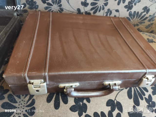 Дипломатически куфарчета и старинен куфар