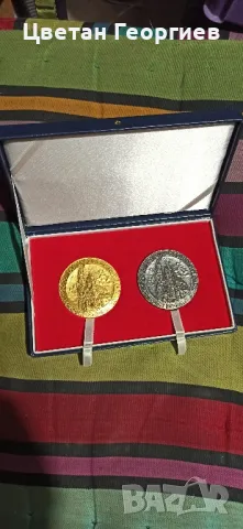 два броя плакети католически с размер 5 см в диаметър.