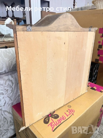 Красива дървена витрина от масивно дърво със стъклена вратичка и елегантна горна извивка., снимка 4 - Декорация за дома - 52391974