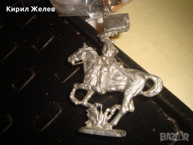 СТАР ОЛОВЕН ВОЙНИК РИЦАР КОННИК СТАТУЕТКА КАВАЛЕРИСТ ЗНАМЕНОСЕЦ 25069, снимка 8 - Колекции - 34370261