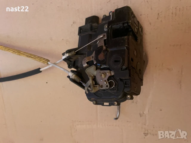 Задна лява брава Фолксваген Голф 4, снимка 3 - Части - 50898994