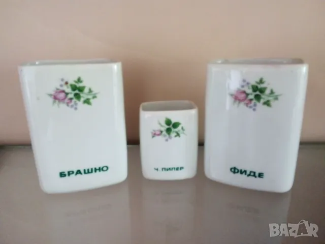 Рози, буркани за подправки 