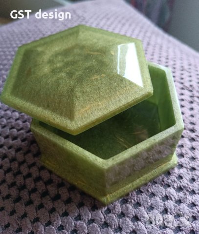 Кутия Кутийка За Бижута Епоксидна Смола Нефрит И Злато Пигмент Ръчна Изработка, снимка 3 - Други - 41420664