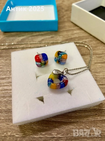Ярък комплект от муранско стъкло: обеци тип „пусети“ и медальон-сърце на верижка, снимка 2 - Бижутерийни комплекти - 52856366