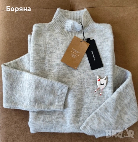 Vero Moda нов с етикет пуловер-поло с брошка