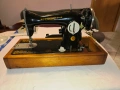 Продавам много запазена   съветска електрическа шевна машина „Класса 2-М” с документи, снимка 2