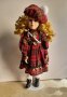 Порцеланова кукла с шотландско облекло 