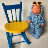 Стара кукла от СОЦА с плетени дрехи, 12 см. и столче 15 см, ръчно изработено и оцветено. , снимка 5 - Кукли - 44496565