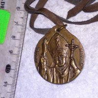 ПАПА ЙОАН ПАВЕЛ II - ПОМЕДНЕН МЕСИНГОВ РИМОКАТОЛИЧЕСКИ МЕДАЛЬОН ИКОНКА с ШНУРЧЕ от ВЕЛУР 13775, снимка 4 - Колиета, медальони, синджири - 41483720