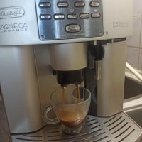 Кафеавтомат Делонги, в много добро състояние, работи отлично и прави хубаво кафе с каймак , снимка 1 - Кафемашини - 42416618