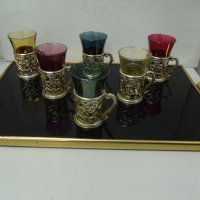№ 6953 комплект стари чашки с поднос   - 6 броя стъклени чашки с подстакани  - чаши - цветно стъкло,, снимка 1 - Други ценни предмети - 40487065