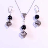 Разкошният ни нов комплект с камъни Черен диамант и фини филигранни орнаменти в цвят сребро , снимка 1 - Бижутерийни комплекти - 41819158