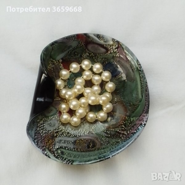 Бижутиера, имплементирано цветно стъкло., снимка 1