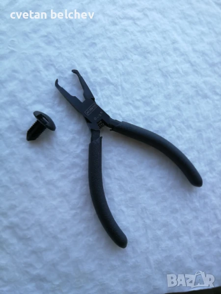 Продавам специални клещи за нечупливо вадене на пластмасовите фиксаторни щипки в багажника на ТОЙОТА, снимка 1